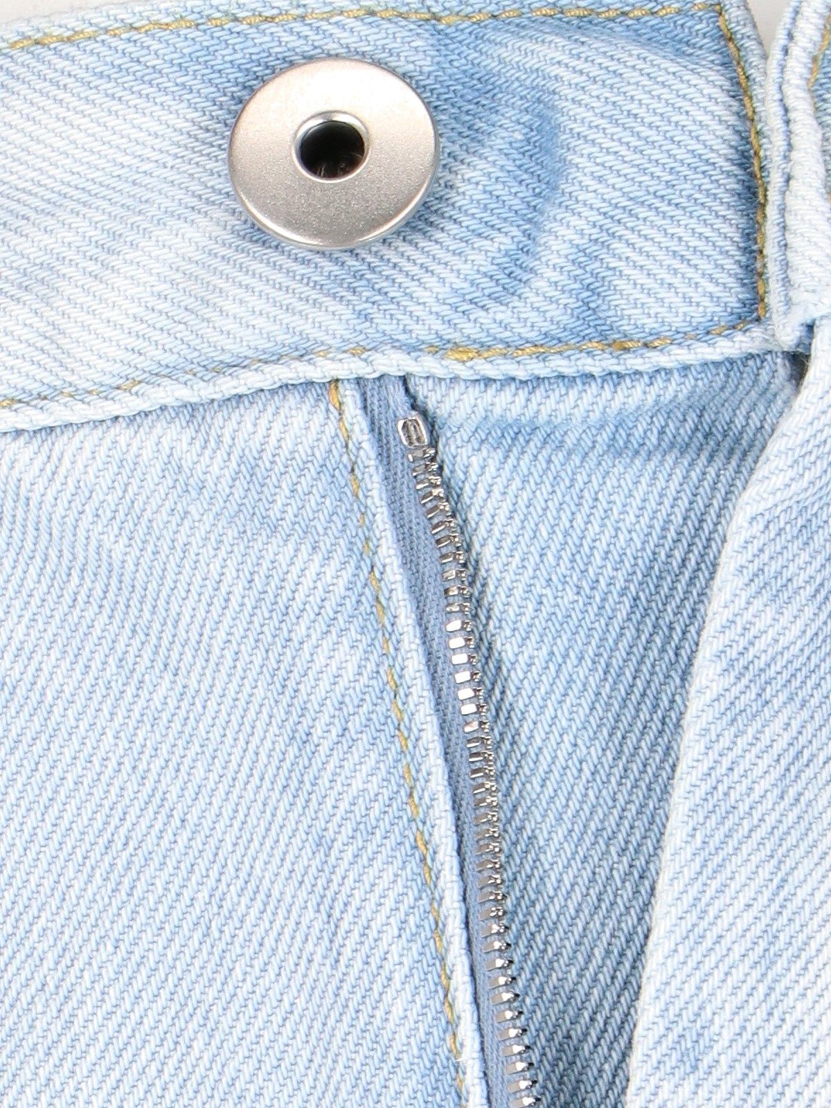 Jeans mit ausgeschnittenen Details