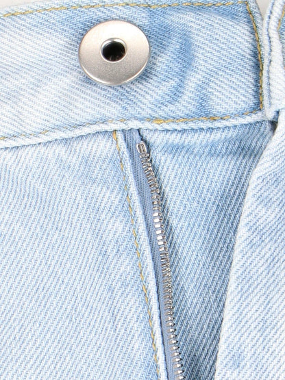 Jeans mit ausgeschnittenen Details