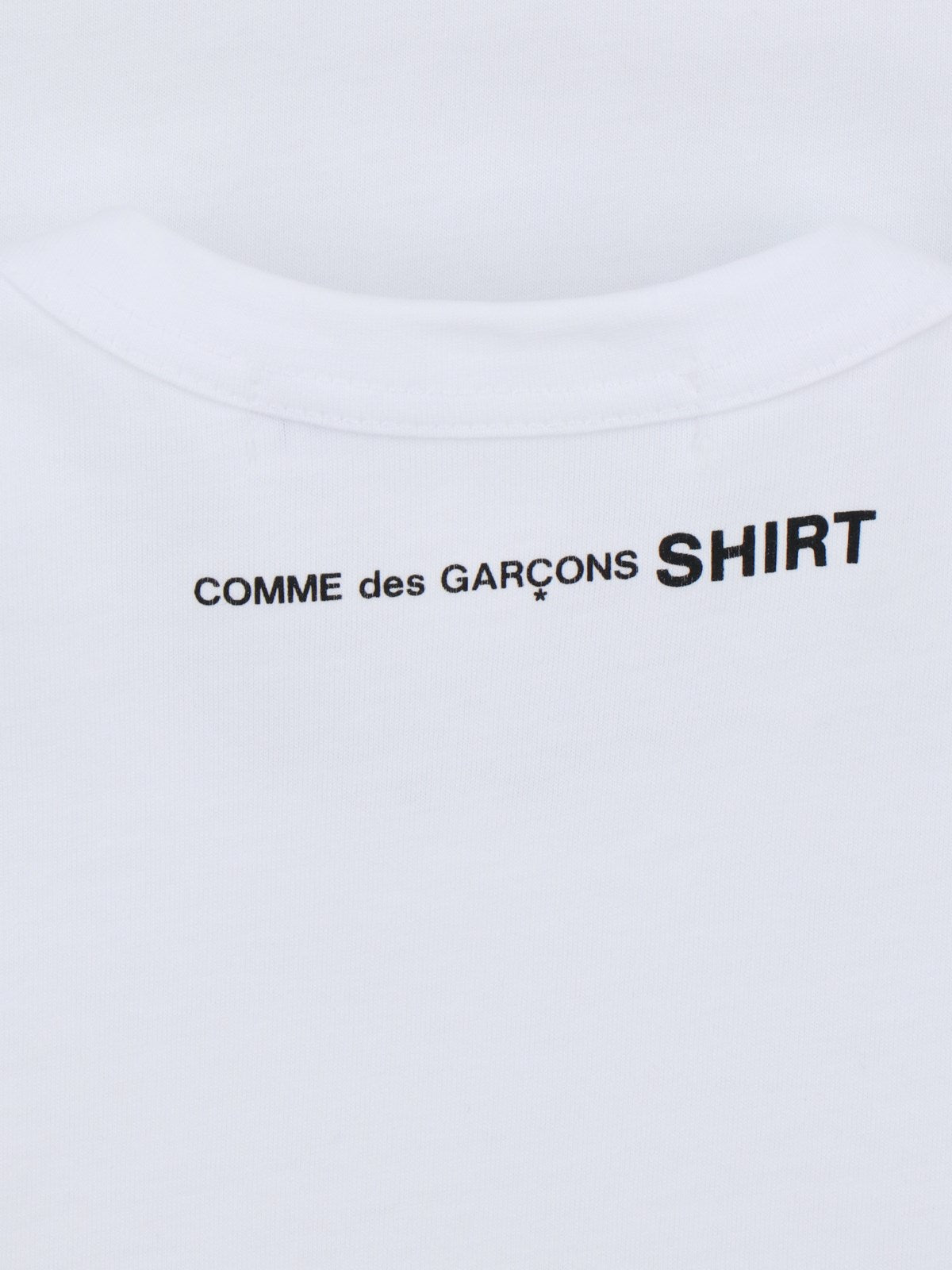 COMME DES GARCONS SHIRT-Comme des Garcons-La maglietta base COMME DES GARCONS SHIRT, in cotone bianco, ha un girocollo, maniche corte e un orlo dritto. Il codice prodotto è FM T011 S242 e la composizione è 100% cotone. La vestibilità e le dimensioni sono regolari e il prodotto è made in Turchia.-Dresso