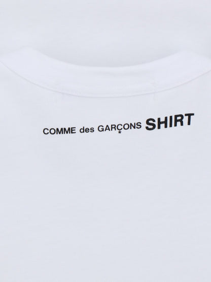 COMME DES GARCONS SHIRT-Comme des Garcons-La maglietta base COMME DES GARCONS SHIRT, in cotone bianco, ha un girocollo, maniche corte e un orlo dritto. Il codice prodotto è FM T011 S242 e la composizione è 100% cotone. La vestibilità e le dimensioni sono regolari e il prodotto è made in Turchia.-Dresso