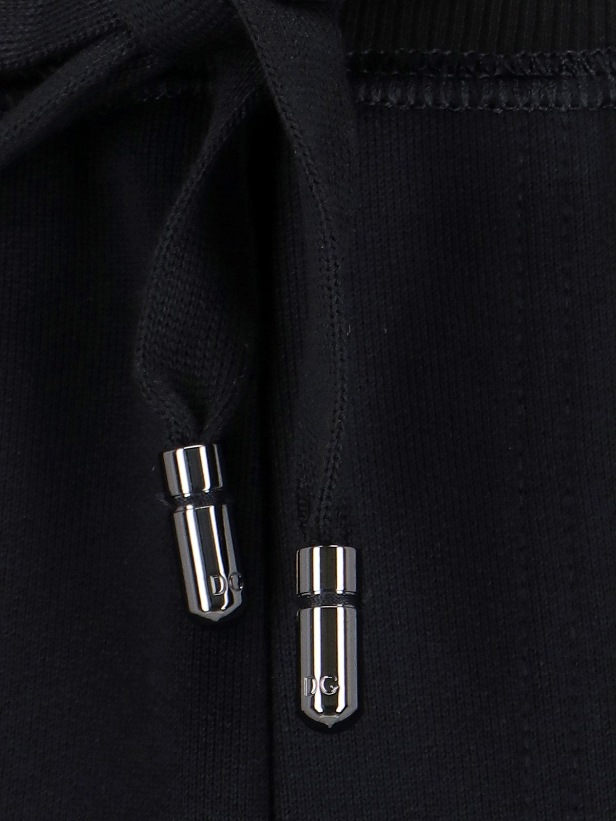 Dolce & Gabbana Pantaloncini sportivi-Short-Dolce & Gabbana-Pantaloncini sportivi Dolce & Gabbana, in cotone nero, vita elastica, coulisse, due tasche zip laterali, una tasca zip retro, placca logo metallico argentato retro, orlo dritto.-Dresso