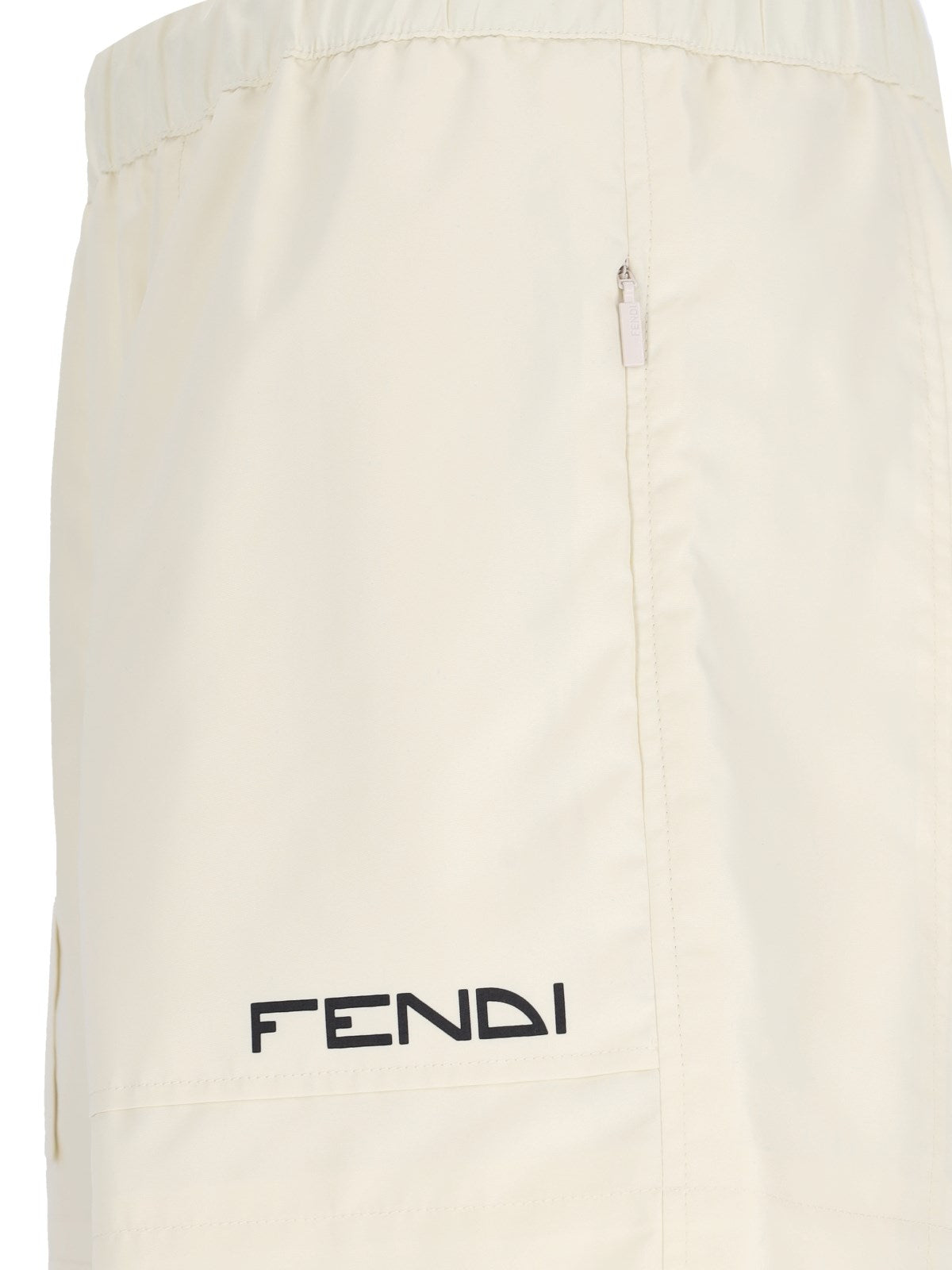 Fendi Pantaloncini Sportivi logo-Short-Fendi-Pantaloncini sportivi logo Fendi, in tessuto panna, vita elastica, coulisse, due tasche zip laterali, stampa logo nero fronte, gamba dritta.-Dresso