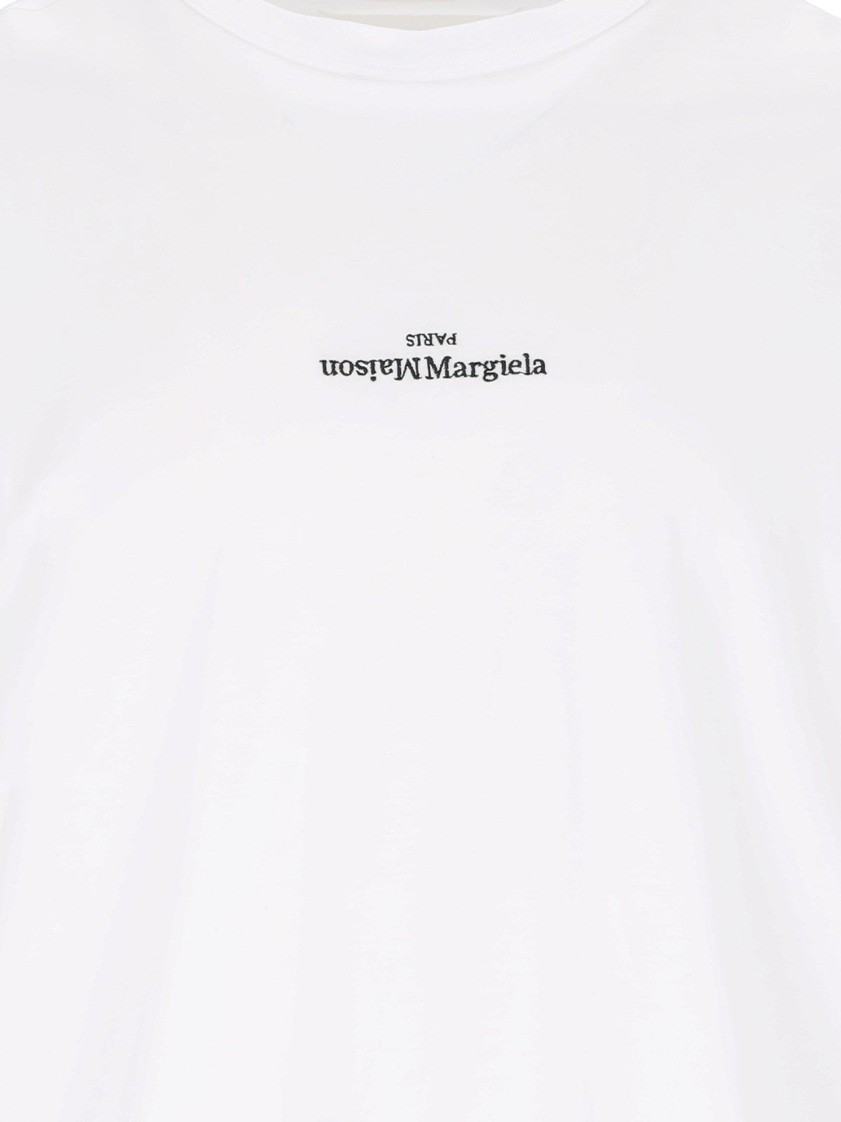 Maison Margiela T-Shirt "distorted logo"-t-shirt-Maison Margiela-T-shirt "distorted logo" Maison Margiela, in cotone bianco, girocollo, maniche corte, ricamo logo nero petto, orlo dritto.-Dresso