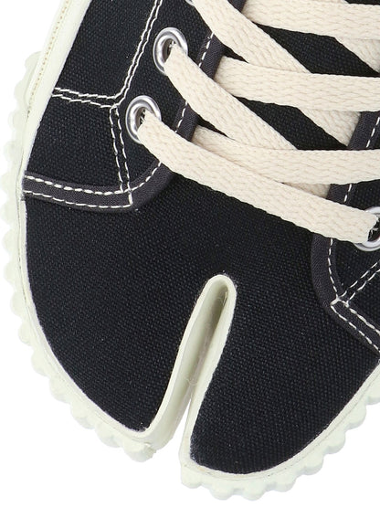 Maison Margiela Sneakers "tabi"-sneakers basse-Maison Margiela-Sneakers "tabi" Maison Margiela, in tessuto nero, punta tonda dettaglio tabi, chiusura lacci, suola in gomma, dettaglio logo rilievo tono su tono posteriore.-Dresso