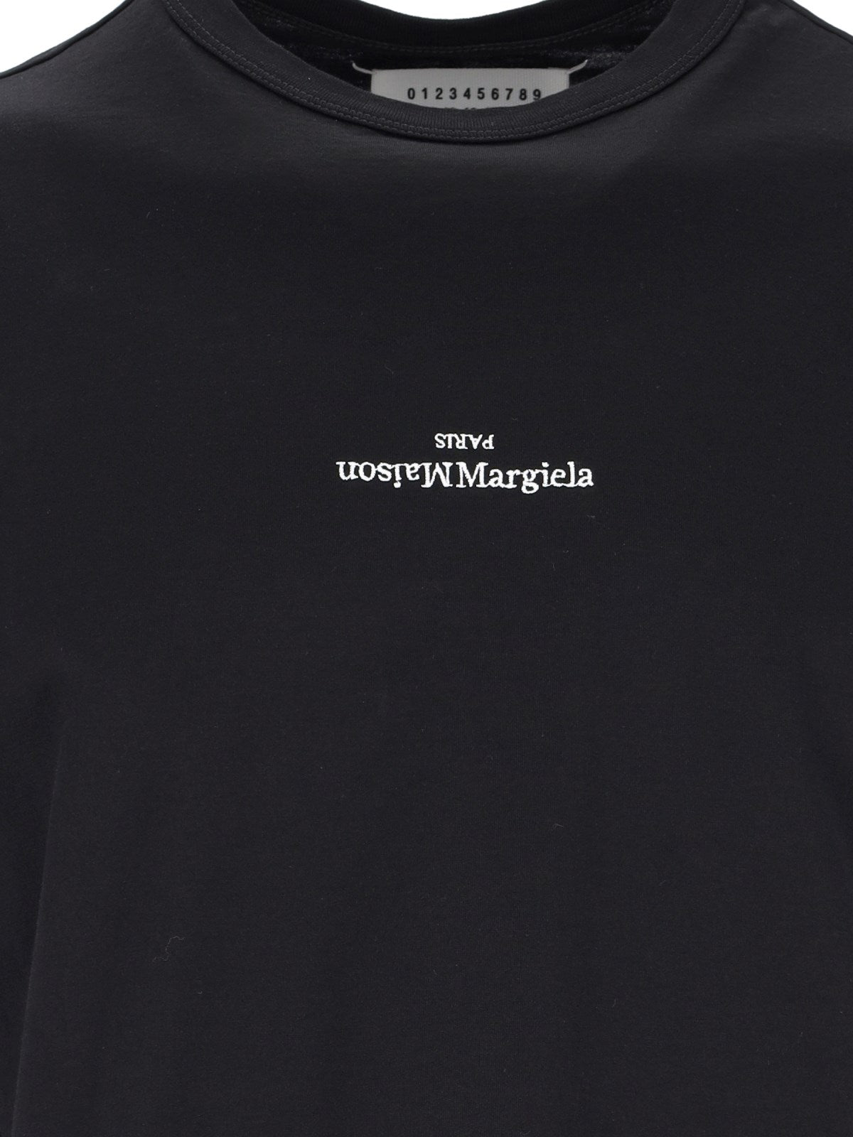 Maison Margiela T-Shirt "distorted logo"-t-shirt-Maison Margiela-T-shirt "distorted logo" Maison Margiela, in cotone nero, girocollo, maniche corte, ricamo logo bianco petto, orlo dritto.-Dresso