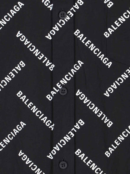 Balenciaga Camicia logo all-over-camicie-Balenciaga-Camicia logo all-over Balenciaga, in cotone nero, logo bianco all-over, colletto button-down, maniche corte, orlo curvo.-Dresso