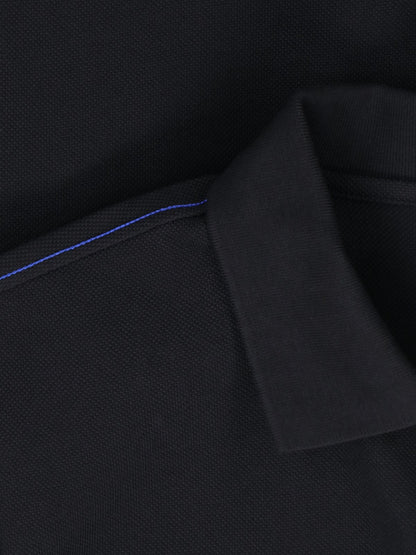 Burberry T-Shirt polo-t-shirt-Burberry-T-shirt polo Burberry, in cotone nero, colletto classico, bottone fronte, dettagli verdi maniche, cuciture blu laterali, orlo dritto.-Dresso