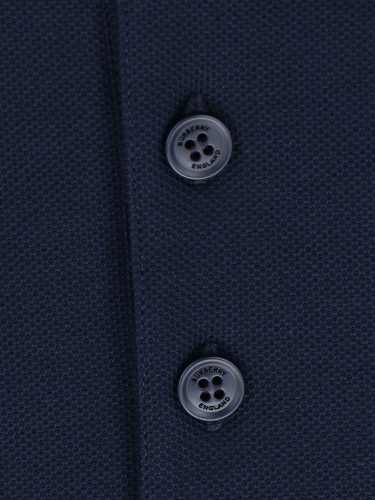 Burberry Polo dettaglio righe-Polo-Burberry-Polo dettaglio righe Burberry, in cotone blu, colletto classico dettaglio righe beige e rosse, chiusura bottoni, ricamo logo nero petto, maniche corte, orlo dritto.-Dresso