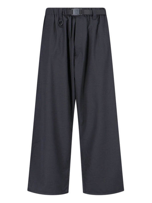 Pantaloni ampi con cintura