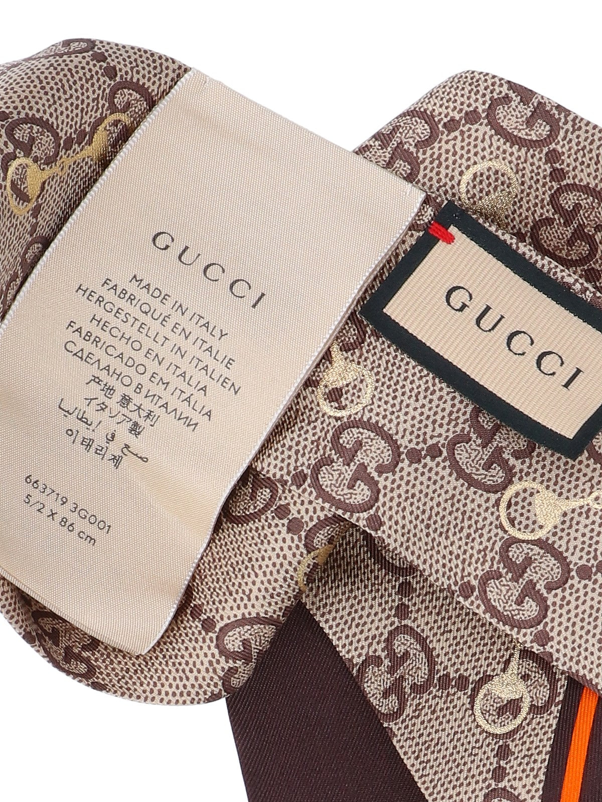 gucci foulard sottile morsetto-sciarpe & foulard-Gucci-foulard sottile morsetto gucci, seta beige, motivo logo all-over, stampa morsetto dorato all-over, finiture dettagli arancioni e marroni. codice prodotto 663719 3g0012276 composizione: 100% seta dimensioni/vestibilità: a 86 x l 5 cm made in: italia - Dresso