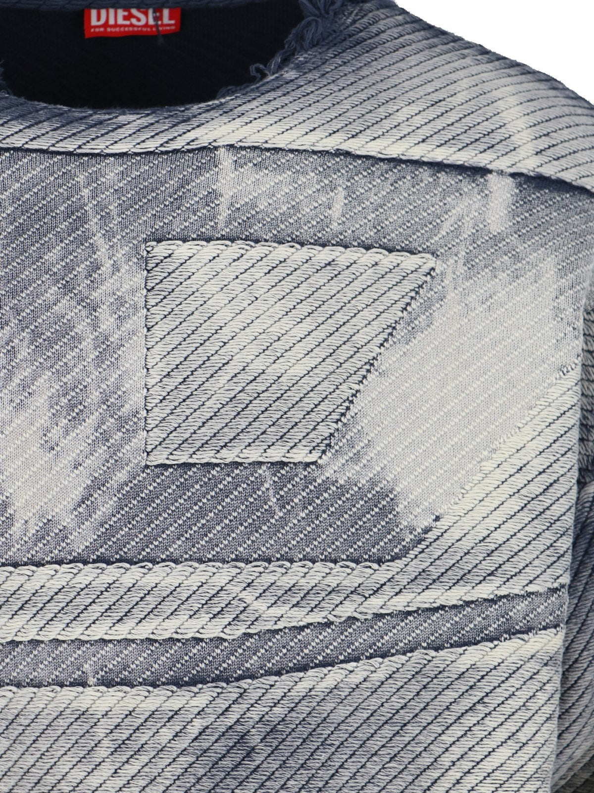 Diesel Maglione sfrangiato-maglioni-Diesel-Maglione sfrangiato Diesel, in cotone grigio, girocollo, dettagli usured, pattern effetto denim, stampa logo tono su tono fronte, finiture costine, orlo dritto.-Dresso
