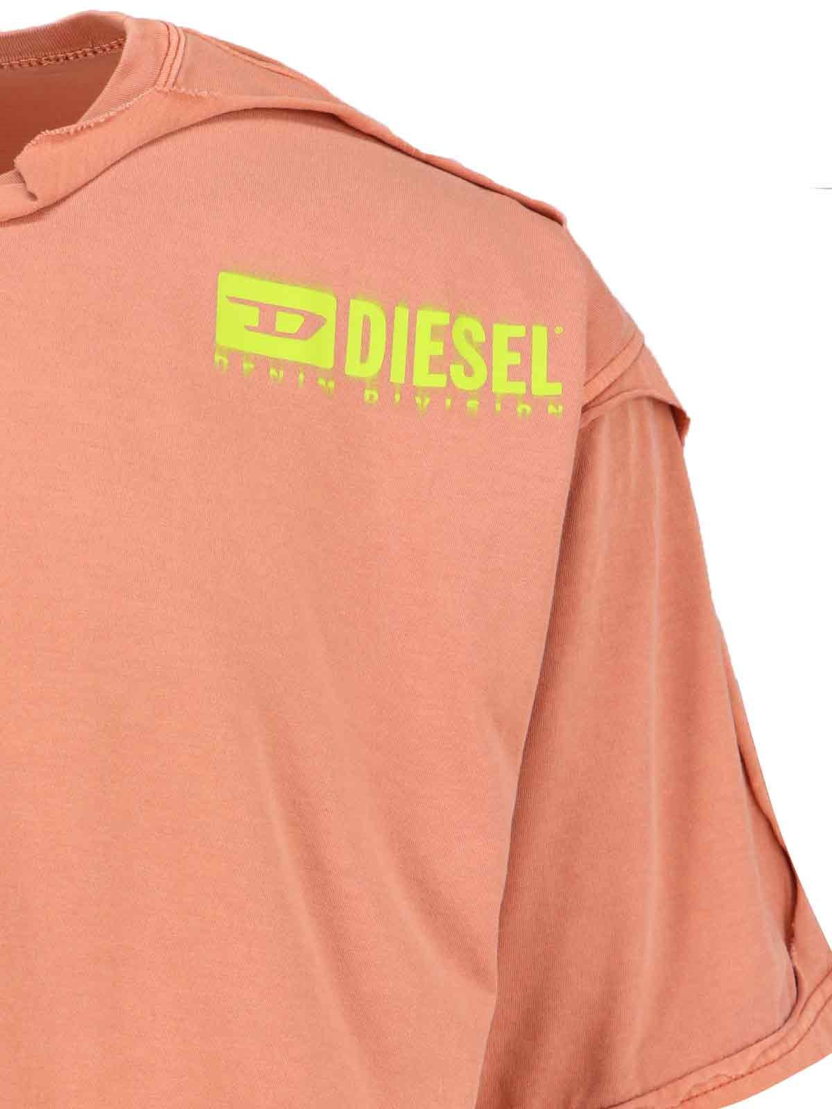 Diesel T-Shirt "t-box-dbl"-t-shirt-Diesel-T-shirt "t-box-dbl" Diesel, in cotone arancione, girocollo, maniche corte, dettagli destroyed, stampa logo verde fronte, orlo dritto.-Dresso