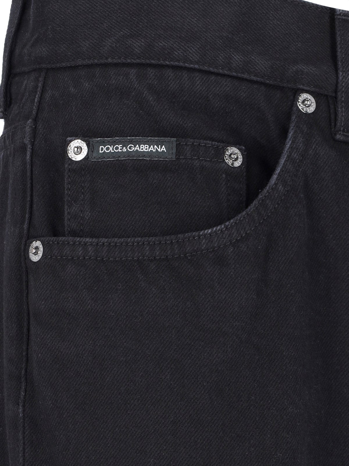 Dolce & Gabbana Jeans dritti "classic"-Jeans dritti-Dolce & Gabbana-Jeans dritti "classic" Dolce & Gabbana, in cotone nero, chiusura bottone e zip, passanti cintura, design cinque tasche, dettaglio placca metallica dorata retro, gamba dritta.-Dresso