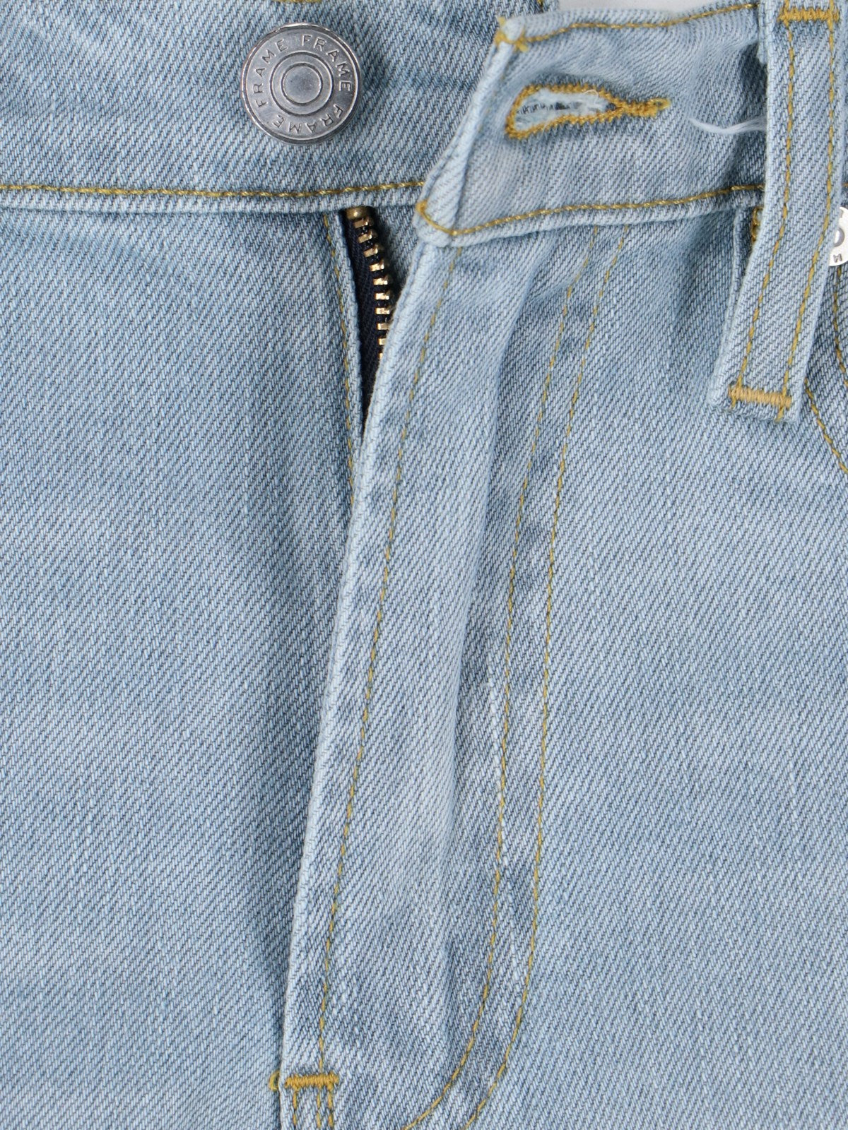 Frame pantaloncini "Le Brigette"-Short-Frame-Pantaloncini "Le Brigette" Frame, in denim azzurro, vita alta, passanti cintura, design cinque tasche, chiusura zip e bottone, orlo taglio vivo.-Dresso