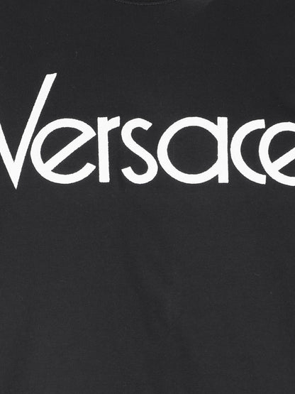 Versace T-Shirt logo-t-shirt-Versace-T-shirt logo Versace, in cotone nero, girocollo, maniche corte, stampa logo fronte, patch logo applicato fronte, orlo dritto.-Dresso