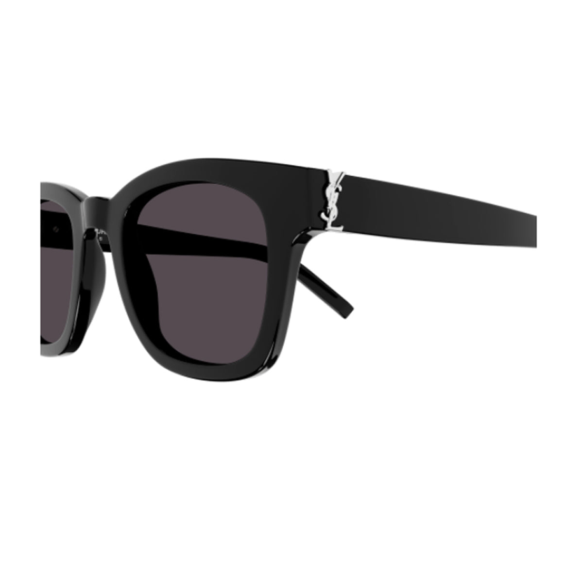 SL M124 001-Occhiali da sole-Saint Laurent-Gli occhiali da sole di Saint Laurent rappresentano un must-have per gli amanti della moda e per chi cerca un accessorio che coniughi stile ed efficienza. Essi incarnano l'essenza dell'eleganza e dello stile sofisticato della Maison. In particolare, il nuovo modello SL M124 presenta una montatura femminile dalla forma squadrata dalle linee leggere. Questi occhiali si contraddistinguono per l'iconico logo YSL Monogram sulla cerniera, un dettaglio prezioso che confer