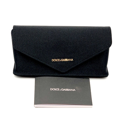 DG4435 501/87-Occhiali da sole-Dolce & Gabbana-DG Barocco è la nuova collezione di occhiali da sole di Dolce&Gabbana, caratterizzata da forme moderne che riflettono un'estetica futurista, minimale ed iconica. È una vera e propria dichiarazione di stile con un design audace e contemporaneo per un effetto glamour. Questo modello presenta una forma cat-eye con linee geometriche in acetato e si distingue per il suo romantico dettaglio barocco su una sola asta, creando un'asimmetria unica nel suo genere. L'altra