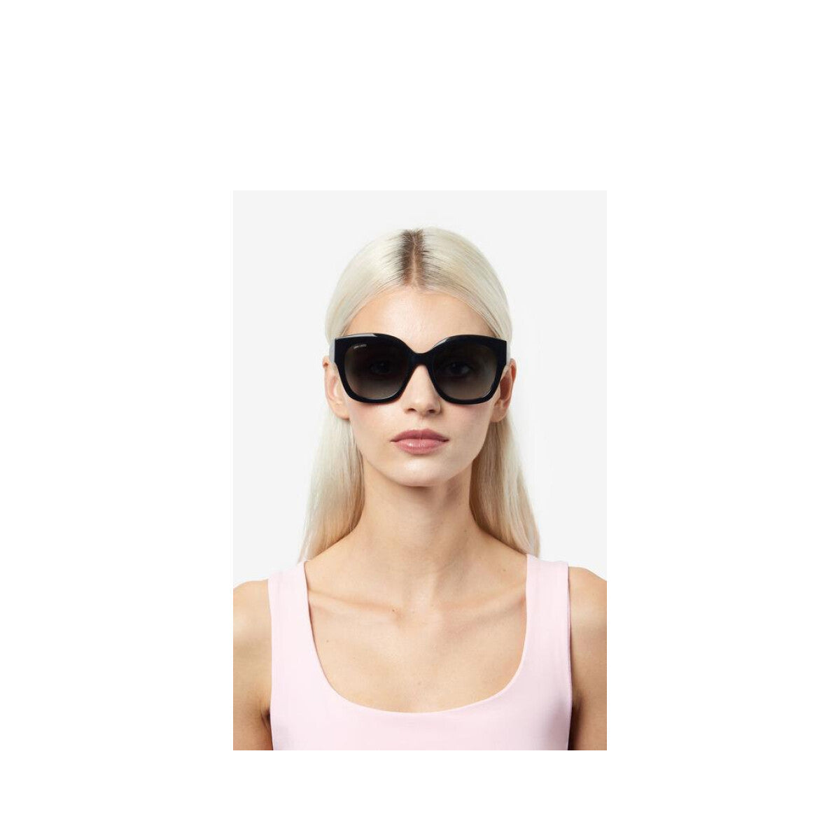 Leela/s 086/HA-Occhiali da sole-Jimmy Choo-La collezione eyewear Glitter Fabric di Jimmy Choo trae ispirazione dalle iconiche borse e scarpe del celebre marchio londinese. Caratterizzata da un'eleganza chic e un fascino glamour, questa linea si adatta perfettamente ai trend della stagione. Ogni modello è impreziosito da un inserto in tessuto glitter applicato a mano lungo le aste. Questo occhiale presenta una versatile silhouette squadrata dallo stile contemporaneo. Il logo inciso sulle aste conferisce un t