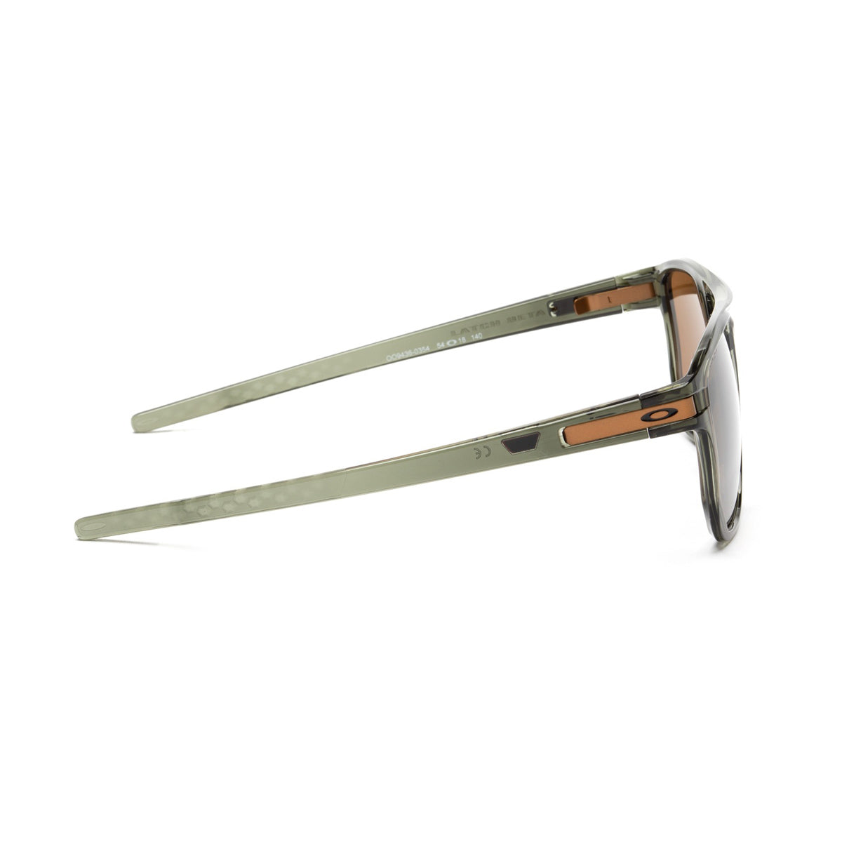 OO9436 943603-Occhiali da sole-Oakley-Un occhiale che rimane sportivo nella sua essenza, dinamico con il suo frontale squadrato e il ponte a chiave. Oakley Latch Beta è realizzato in un materiale esclusivo chiamato O-Metter, leggero, comodo e resistente che vi permetterà di portare con voi in ogni situazione questi occhiali. Le lenti si presentano in una versione esclusiva di Oakley, ossia Prizm, una lente tecnologica in grado di ottimizzare i colori, rendendo i dettagli perfetti ed i contrasti potenziati. 