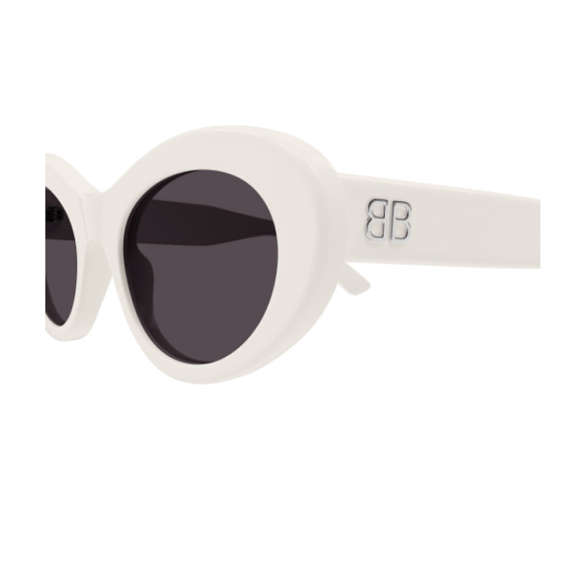 BB0294S 003-Occhiali da sole-Balenciaga-Balenciaga svela la sua ultima collezione di occhiali da sole, contraddistinta da un'audace estetica contemporanea. Questa linea si distingue per le forme oversize e le geometrie uniche, offrendo un'autentica dichiarazione di stile ideale per chi cerca un accessorio moderno e sofisticato per arricchire il proprio outfit. In particolare , questo modello BB0294S fa parte della nuova linea, presenta una forma ovale e delicata nei lineamenti in acetato. La novità assoluta