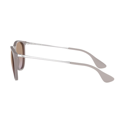 RB4171 600068-Occhiali da sole-Ray-Ban-Ray-Ban Erika è un modello da sole perfetto per completare qualsiasi look. Il frontale è disponibile in versioni più classiche dai colori brillanti e si accosta ad aste metalliche con terminali tono su tono, per uno stile che si distingue dalla massa al primo sguardo. Il design oversize di questi occhiali da sole rotondi garantisce una copertura extra. - Dresso